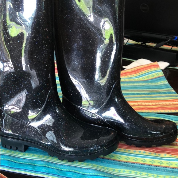 Daisy Fuentes Shoes - ☔️NWT Black sparkly daisy fuentes rain boots
